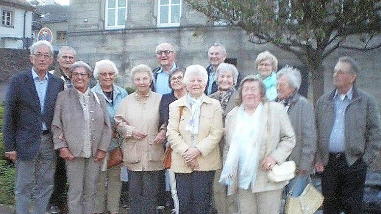 Über das Wiedersehen freuten sich (von links): Reinhold Wolf, Horst und Maria Borg, Margite Wolf, Maria Wachter, Wolfgang Scherbel, Marga Gehringer, Maria Wachter, Alfons Fehn, Anneliese Leicht, Gretel Eckert, Herta Fehn, Magdalena und Adolf Jungkunz. Foto: K.- H. Hofmann