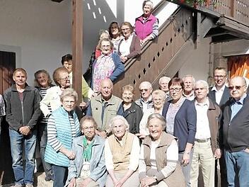 Seit 20 Jahren treffen sich die Südmährer aus dem Kreis Znaim im Gasthaus Bergmann in Schirrradorf. Im Bild Gretel Huber (vorne, Mitte), die die Treffen organisiert, der Nispitzer Ortsbetreuer Erwin Schneider (Zweiter von rechts) und der Wonseeser Bürgermeister Andreas Pöhner (Dritter von rechts). Foto: privat