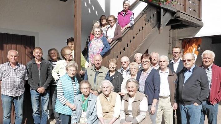 Seit 20 Jahren treffen sich die Südmährer aus dem Kreis Znaim im Gasthaus Bergmann in Schirrradorf. Im Bild Gretel Huber (vorne, Mitte), die die Treffen organisiert, der Nispitzer Ortsbetreuer Erwin Schneider (Zweiter von rechts) und der Wonseeser Bürgermeister Andreas Pöhner (Dritter von rechts). Foto: privat