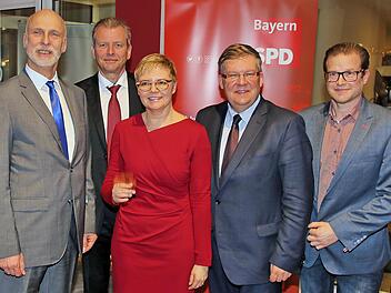 Beim Neujahrsempfang des SPD-Kreisverbandes Bad Kissingen (von links): Der Bad  Kissinger Oberbürgermeister Kay Blankenburg, der Nürnberger  Oberbürgermeister Ulrich Maly, die Bundestagsabgeordnete Sabine Dittmar,  der Landtagsabgeordnete Volkmar Halbleib und der SPD Kreisvorsitzende  Norbert Schaub. Dieter Britz