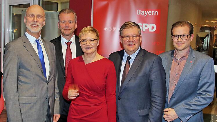 Beim Neujahrsempfang des SPD-Kreisverbandes Bad Kissingen (von links): Der Bad  Kissinger Oberbürgermeister Kay Blankenburg, der Nürnberger  Oberbürgermeister Ulrich Maly, die Bundestagsabgeordnete Sabine Dittmar,  der Landtagsabgeordnete Volkmar Halbleib und der SPD Kreisvorsitzende  Norbert Schaub. Dieter Britz