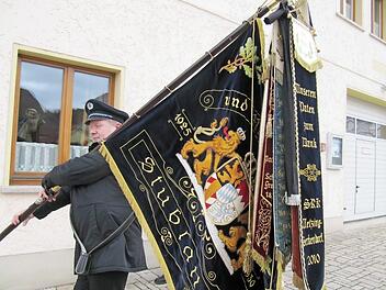 Fahnenträger Siegfried Reinhardt beim letzten offiziellen Einsatz der Vereinsfahne (März 2019, Beisetzung von Sebastian Zeck) Fotos: Monika Schütz