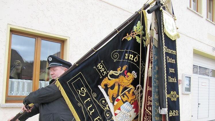 Fahnenträger Siegfried Reinhardt beim letzten offiziellen Einsatz der Vereinsfahne (März 2019, Beisetzung von Sebastian Zeck) Fotos: Monika Schütz