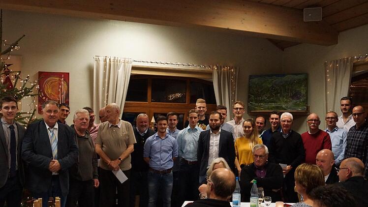 Gruppenbild der Schiedsrichterpaten, welche im abgelaufenen Jahr Jung-Schiedsrichter gecoacht/betreut haben.