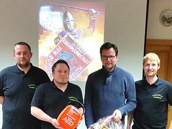 Übergabe des Defibrillators (von links): Kommandant Marcel Dötzer, Vorsitzender Martin Müller,  Harald Dormann und  Zweiter Vorsitzender Florian Wölfel Foto:  Michael Backer