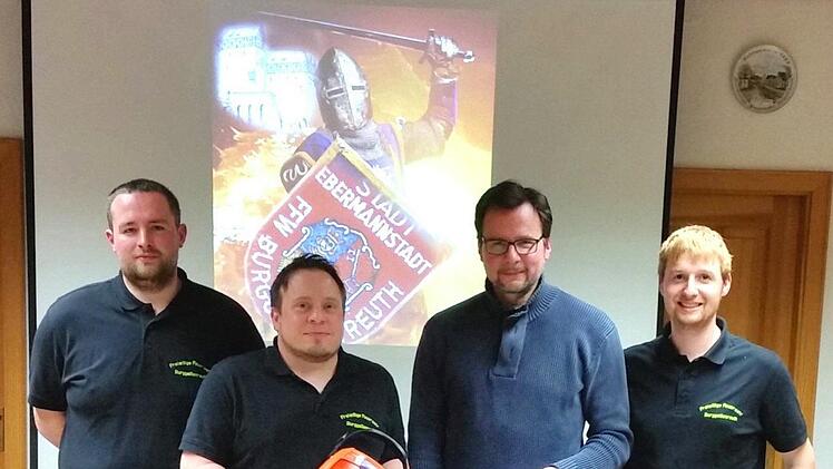Übergabe des Defibrillators (von links): Kommandant Marcel Dötzer, Vorsitzender Martin Müller,  Harald Dormann und  Zweiter Vorsitzender Florian Wölfel Foto:  Michael Backer