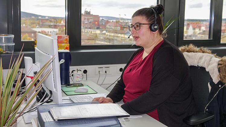 Bianca Wunder an ihrem Arbeitsplatz im ehemaligen Posthochhaus Foto: Landratsamt/Frank Förtsch