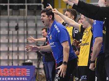 HSC-Trainer Alois Mraz war die Anspannung im Derby förmlich anzumerken. Als seine Abwehr wenige Sekunden vor der Schlusssirene den Ball eroberte, ließ auch der Chefcoach seiner Freude freien Lauf.