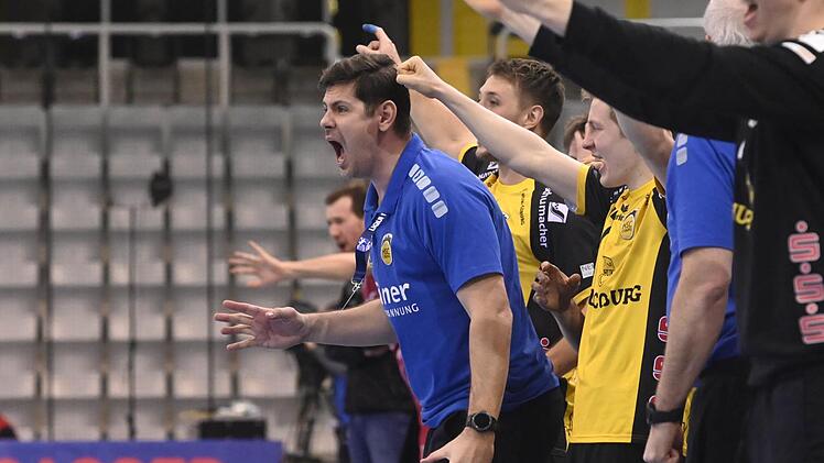 HSC-Trainer Alois Mraz war die Anspannung im Derby förmlich anzumerken. Als seine Abwehr wenige Sekunden vor der Schlusssirene den Ball eroberte, ließ auch der Chefcoach seiner Freude freien Lauf.