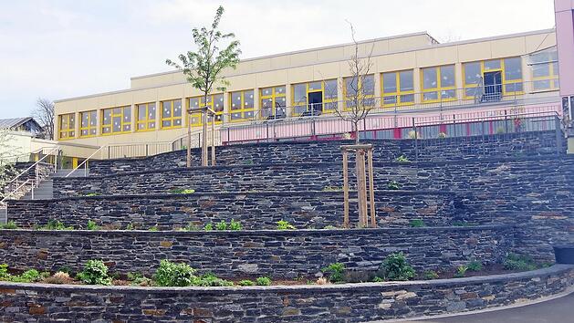 Die St&uuml;tzmauer an der Teuschnitzer Schule wurde in neuer, terrassierter Form und mit Schiefer wieder aufgebaut.