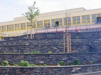 Die Stützmauer an der Teuschnitzer Schule wurde in neuer, terrassierter Form und mit Schiefer wieder aufgebaut.