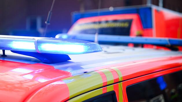 Transporter missachtet Stoppschild: Fahrer nach Unfall mit Lkw im Kreis Ansbach schwer verletzt