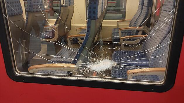 Unbekannte bewerfen Regionalexpress bei Kitzingen mit Steinen