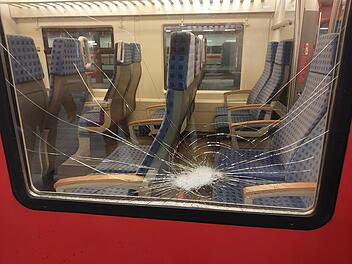 Unbekannte bewerfen Regionalexpress bei Kitzingen mit Steinen