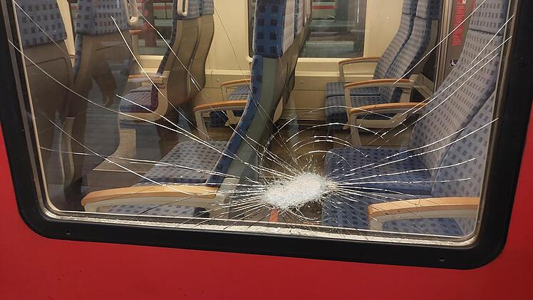 Unbekannte bewerfen Regionalexpress bei Kitzingen mit Steinen