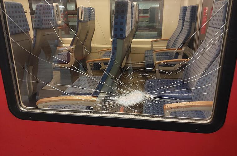 Steinwurf auf Zug bei Kitzingen: Suche nach Zeugen läuft