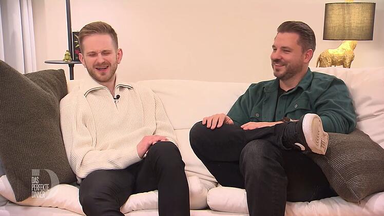 Zwei Meinungen zum Dessert auf einem Sofa: Daniel mag's, Albert nicht.