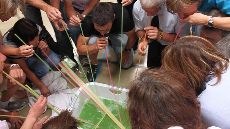 Literweise Limonade mit Ballermann-Strohhalmen trinken - eine Herausforderung für das Kollegium.