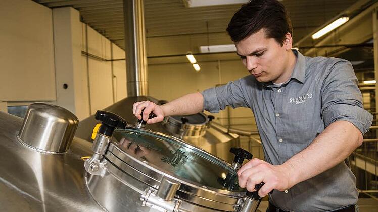Christian Klemenz am Sudkessel der Brauerei Rittmayer in Hallerndorf, wo das St.-Erhard-Bier gebraut wird.