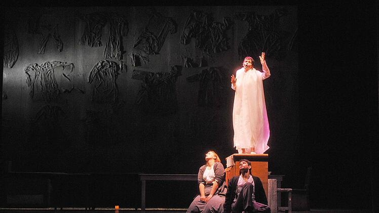 "Der Welt abhanden gekommen". Die szenische Collage mit Musik von Gustav Mahler und Claude Vivier erlebte ihre Uraufführung am Landestheater Coburg.Foto. Andrea Kremper