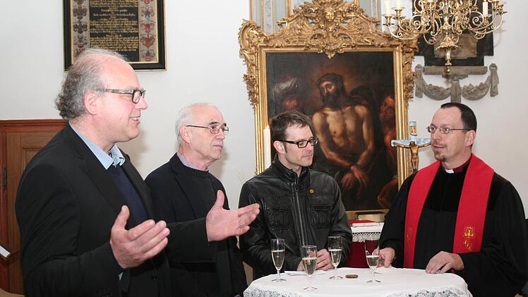 Ausnahmsweise gab es Sekt in der Kirche für die Orgelbauer Christoph Schindler, Günter Hoffmann und Sohn Tobias (von links), hier im Gespräch mit Pfarrer Torsten Bader. Foto: Evi Seeger