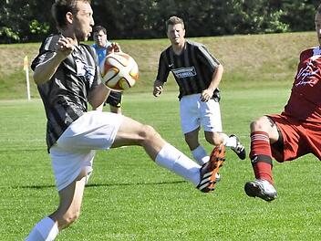 Die 1. Mannschaft des BSC Lauter rangiert derzeit auf Platz 2 der Tabelle. Auf unserem Archivbild kämpft Marcel Metz (links) vom BSC um das Runde Leder. Foto: Anja Schmitt