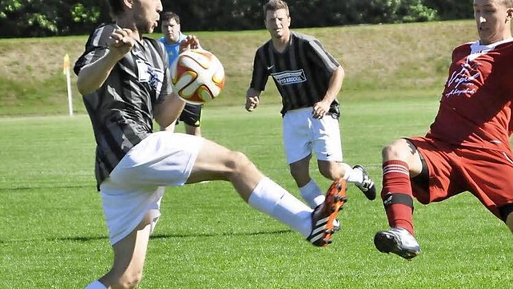 Die 1. Mannschaft des BSC Lauter rangiert derzeit auf Platz 2 der Tabelle. Auf unserem Archivbild kämpft Marcel Metz (links) vom BSC um das Runde Leder. Foto: Anja Schmitt