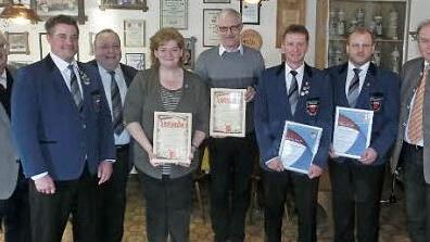 Auch verdiente Vereinsfunktion&auml;re und passive Mitglieder wurden geehrt. Unser Bild zeigt (von rechts) Heinrich Ramming, Alexander Dippold, J&uuml;rgen Braunersreuther, Georg Herrmann, Regina Plewe, J&uuml;rgen Friedrich, Marco Heuschmann und Werner P&ouml;rner.