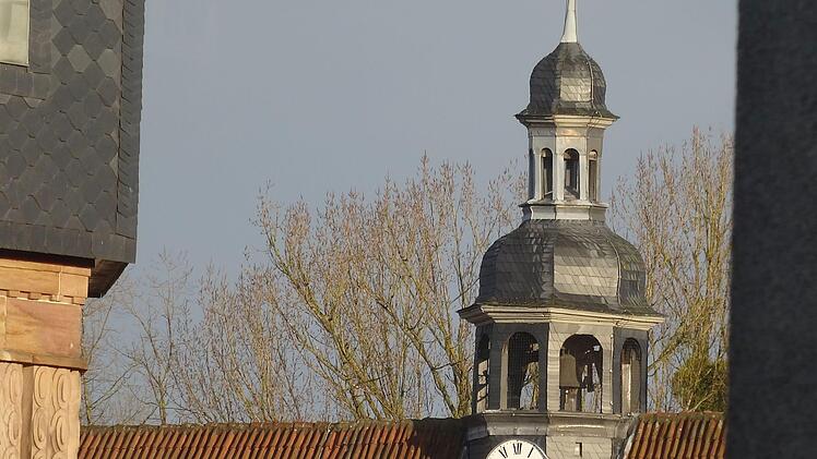 Uhr am Dachreiter der Heilig-Kreuz-Kirche in CoburgFoto: jochen Berger