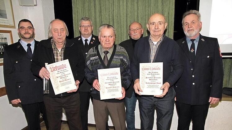 Die geehrten Mitglieder der FFW Wimmelbach (v. l.): Herbert Händel, Franz Hammerl und Josef Lindenberger mit Vorsitzendem Dieter Sawinsky (r.), seinem Stellvertreter Sebastian Trautner (l.), Drittem Bürgermeister Dieter Gößwein (3. v. r.) und Kreisbrandinspektor Rainer Therjan (3. v. l.) Foto: Mathias Erlwein