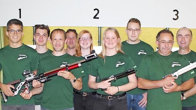 Vorsitzender Klaus Meyer (4. v. l.) freut sich &uuml;ber die Aufstiege der Luftgewehrsch&uuml;tzen Christian F&uuml;rstenh&ouml;fer, Kevin Kilian, Frank M&ouml;hring und Laura Rost sowie der Luftpistolensch&uuml;tzen Lisa Rost, Sven Zeilinger, Werner Zeilinger und Gerald Kind (v. l.). Foto: Paul Fr&ouml;mel