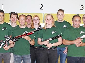 Vorsitzender Klaus Meyer (4. v. l.) freut sich über die Aufstiege der Luftgewehrschützen Christian Fürstenhöfer, Kevin Kilian, Frank Möhring und Laura Rost sowie der Luftpistolenschützen Lisa Rost, Sven Zeilinger, Werner Zeilinger und Gerald Kind (v. l.). Foto: Paul Frömel