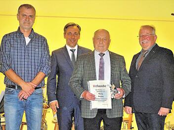 Georg Dietsch (2. v. r.), einziges noch lebendes Gründungsmitglied des FSV, wurde durch den Vorsitzenden Darko Juntez, Landrat Alexander Tritthart und Bürgermeister Friedrich Gleitsmann (von links) geehrt.