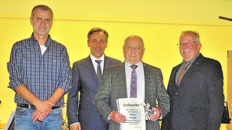 Georg Dietsch (2. v. r.), einziges noch lebendes Gründungsmitglied des FSV, wurde durch den Vorsitzenden Darko Juntez, Landrat Alexander Tritthart und Bürgermeister Friedrich Gleitsmann (von links) geehrt.
