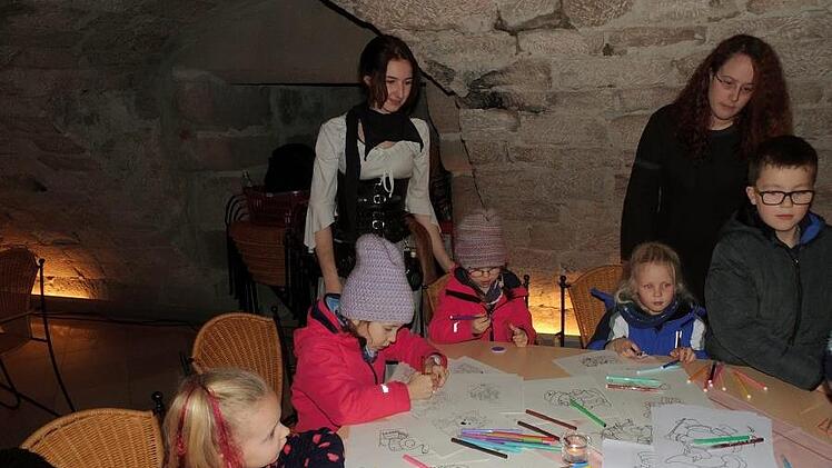 Die Kinder waren beim Malen und Basteln eifrig bei der Sache.