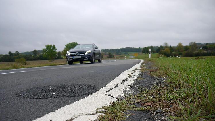 Das war wohl nix: Während man  im Gemeinderat  Itzgrund überhaupt nicht mit der Qualität der Fahrbahnsanierung zwischen Bodelstadt und  Kaltenbrunn  zufrieden  ist, verweist das Staatliche Bauamt auf die Zukunft - und  eine  geplante "grundlegende Fahrbahnerneuerung".  -  Foto: Berthold Köhler