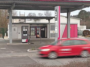 Mit einer Leistung von bis zu 300 kW können E-Autos an der neuen Ladestation der SÜC in der Wassergasse aufgeladen werden. Warenautomaten, eine Toilette und WLAN und eine Überdachung machen die Ladedauer angenehmer.