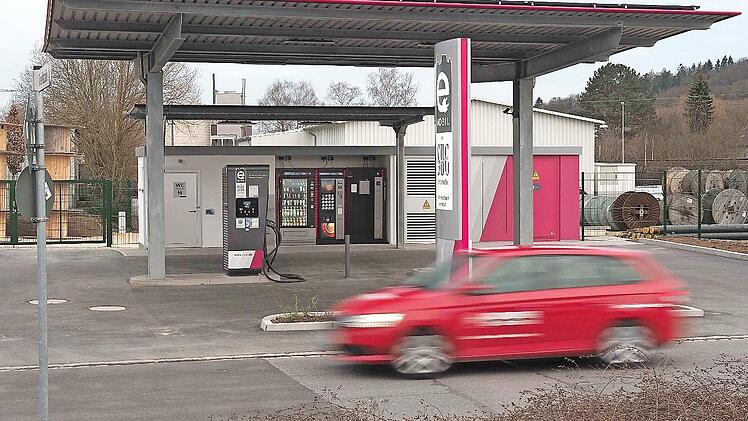 Mit einer Leistung von bis zu 300 kW können E-Autos an der neuen Ladestation der SÜC in der Wassergasse aufgeladen werden. Warenautomaten, eine Toilette und WLAN und eine Überdachung machen die Ladedauer angenehmer.