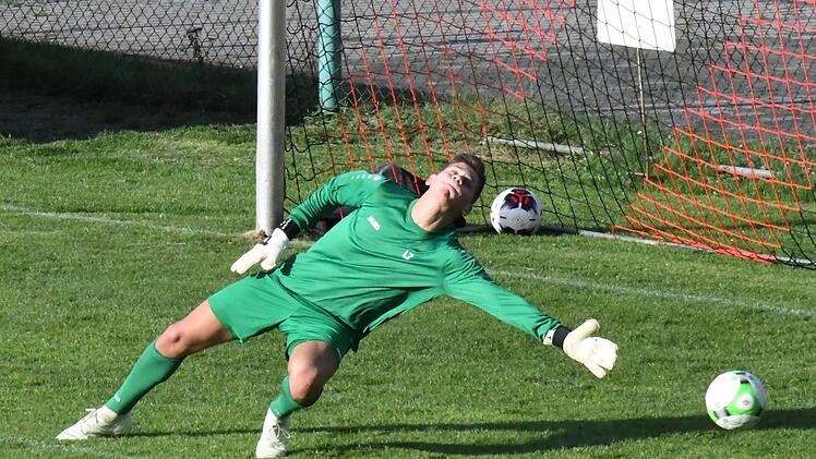 Lang ist es her: Im Landesligaspiel gegen Memmelsdorf im Oktober streckt sich Leon Zwickl nach dem Ball. Jetzt verlässt er den FC Fuchsstadt Richtung Großbardorf.  Foto: Archiv/Hopf