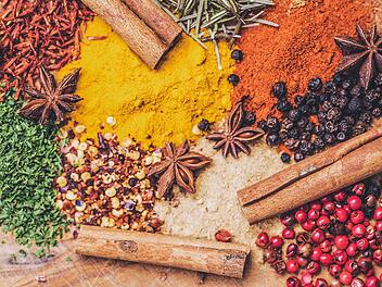 Gewürze sind schon lange abgelaufen - kann ich sie noch verwenden? Gewürze wie Zimt, Kurkuma und Nelken sind ein wichtiger Bestandteil der ayurvedischen Ernährung.