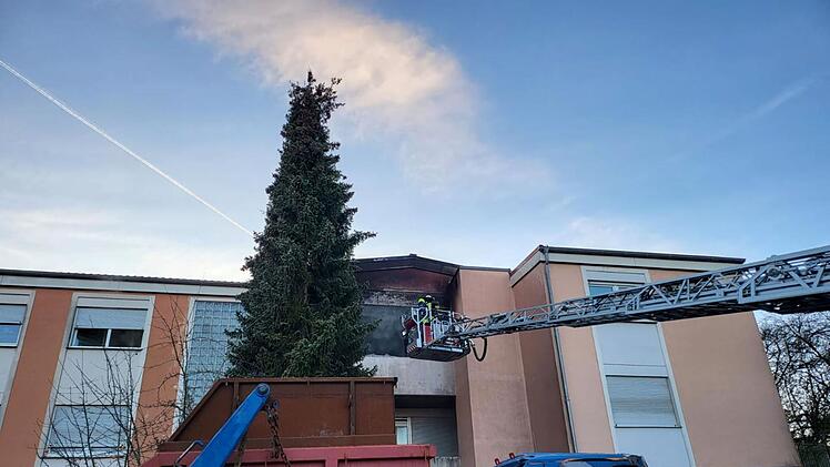 Oerlenbach: Hunde erschweren Brandeinsatz - Wohnung im Kreis Bad Kissingen brennt lichterloh