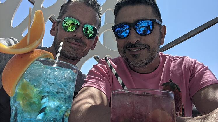 Marco (links) und Erik vor dem Unfall im Urlaub