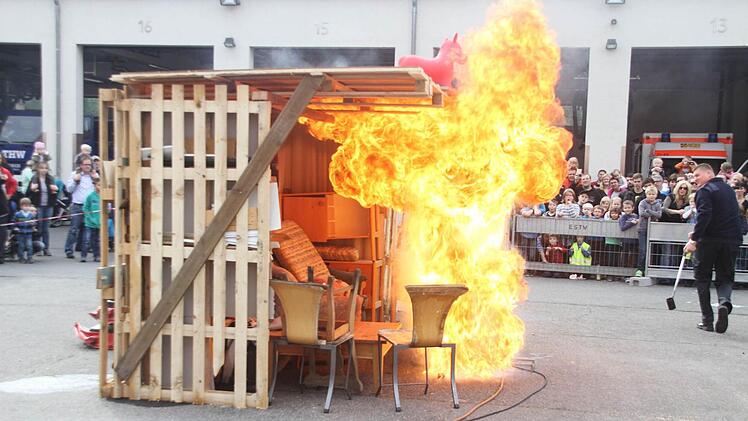 Ein Fernseher war nach zwei Minuten hinüber. Foto: Michael Busch