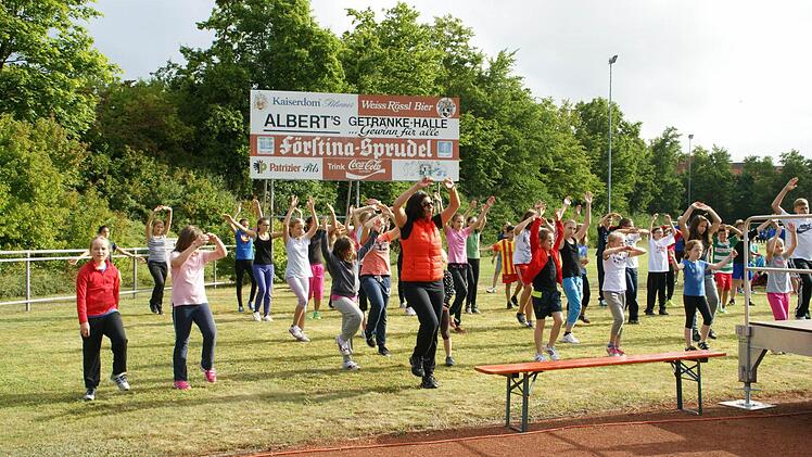 Aerobic, Step-Aerobic, Zumba: viel Bewegung zu Musik stand bei "Franken Aktiv" auf dem Programm. Kinder wie Lehrkräfte hatten viel Spaß dabei.