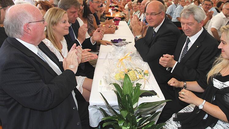 Der Prominententisch im Festzelt