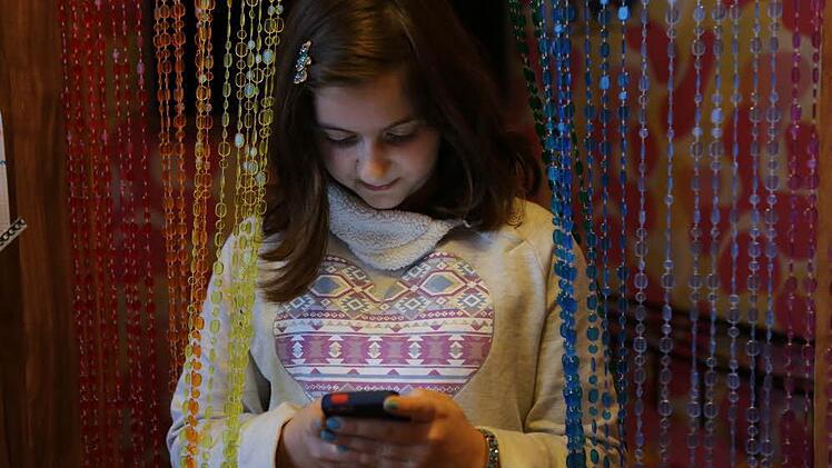 Ihre neuesten Ideen schreibt Kira sofort auf - oder sie gibt sie in ihr Handy ein und tippt das Ganze in ihrem Zimmer ab. Die aktuelle Version von der "Wolkenfabrik" habt sie immer auf einem USB-Stick dabei.  Fotos: Barbara Herbst