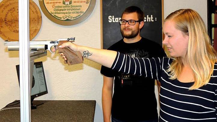 Dominik Meißner hat Rita Jahn erklärt, wie man mit der aufgelegten Luftpistole am Zehn-Meter-Stand schießt. Fotos: Dieter Gropp