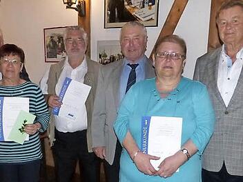 Der VdK-Ortsverband Rugendorf hat treue Mitglieder geehrt. Unser Bild zeigt (von links) Zweiten Vorsitzenden Albert Müller, Ingrid Mittler, Georg Weisath, Vorsitzenden Fritz Rösch, Ursula Witzgall und Kreisvorsitzenden Klaus Nenninger.  Foto: Klaus-Peter Wulf