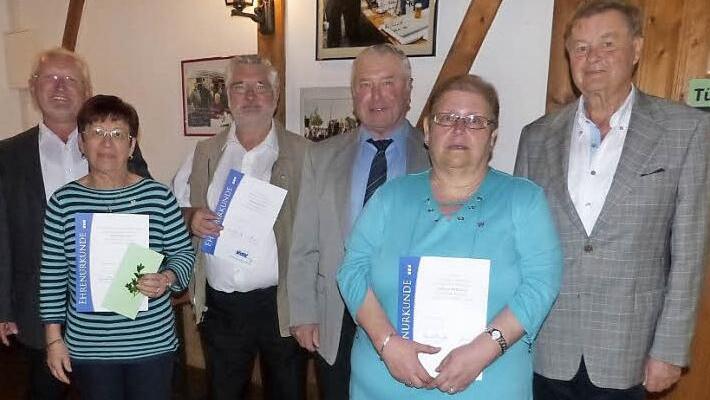 Der VdK-Ortsverband Rugendorf hat treue Mitglieder geehrt. Unser Bild zeigt (von links) Zweiten Vorsitzenden Albert Müller, Ingrid Mittler, Georg Weisath, Vorsitzenden Fritz Rösch, Ursula Witzgall und Kreisvorsitzenden Klaus Nenninger.  Foto: Klaus-Peter Wulf