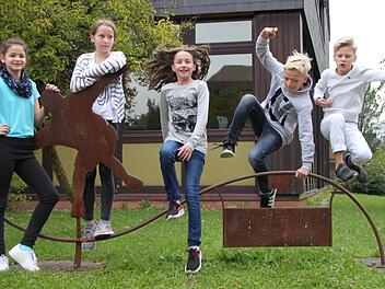 Sie kommen aus dem gesamten Altlandkreis: Lismary aus Zeitlofs (von links), Sina aus Motten, Leonie aus Schondra, Linus aus Modlos und Daniel aus Bad Brückenau gehen in die 5. Klasse der Mittelschule am Schulzentrum Römershag. Foto: Ulrike Müller